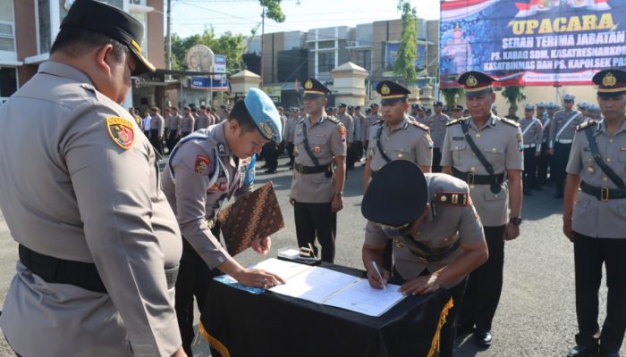 2 Anggota Polres Pamekasan Dimutasi ke Polres Sampang 