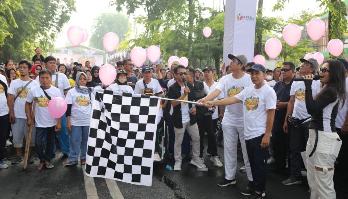 Pj Wali Kota Probolinggo Ikuti Jalan Sehat Menuju Demokrasi Bersih Pilkada 2024