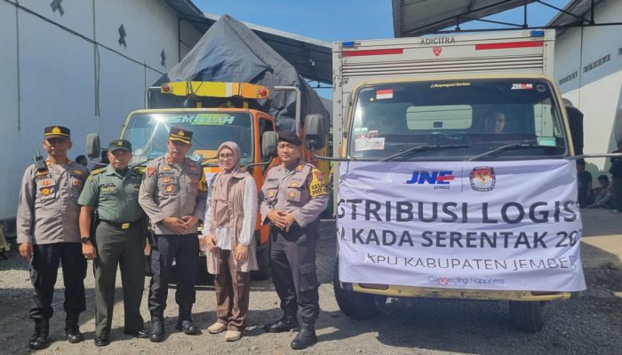 Polisi Kawal Pendistribusian Logistik Pilkada 2024 di Jember