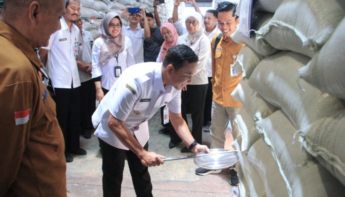 Jelang Nataru, Pj Wali Kota Probolinggo Tinjau Stok Beras di Gudang Bulog