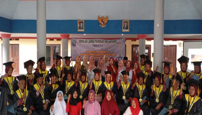 25 Siswa Selantang Desa Kalisalam Probolinggo Diwisuda, Tertua Wisudawan Usia 83 Tahun