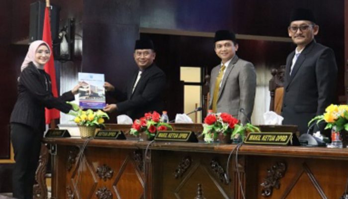 Fraksi DPRD Probolinggo Sampaikan PU Terhadap Dua Naskah Raperda Inisiatif Bupati