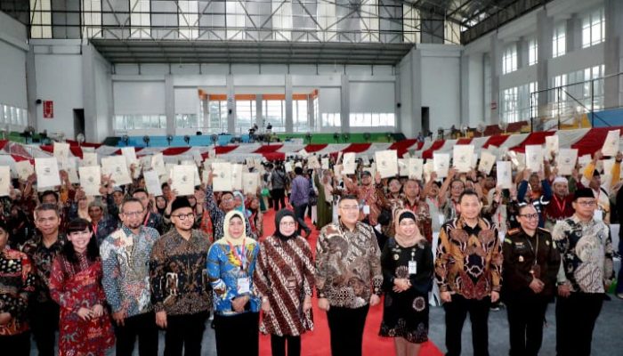 Serahkan 1.571 Sertipikat Elektronik di Kabupaten Batang, Wamen Ossy: Bentuk Komitmen Tingkatkan Layanan Pertanahan