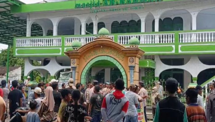 Jalan Protokol Provinsi Rambipuji -Puger Jember Rusak, Ratusan Warga Puger Blokade Jalan dan Bakar Ban