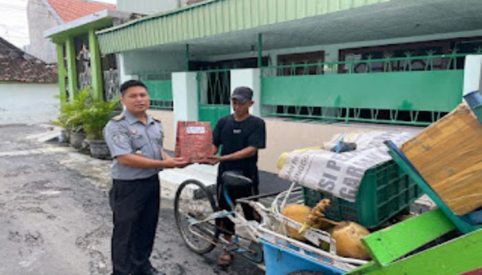 Lapas Probolinggo Salurkan 50 Paket Bansos Kepada Masyarakat di Lingkungan Sekitar Lapas