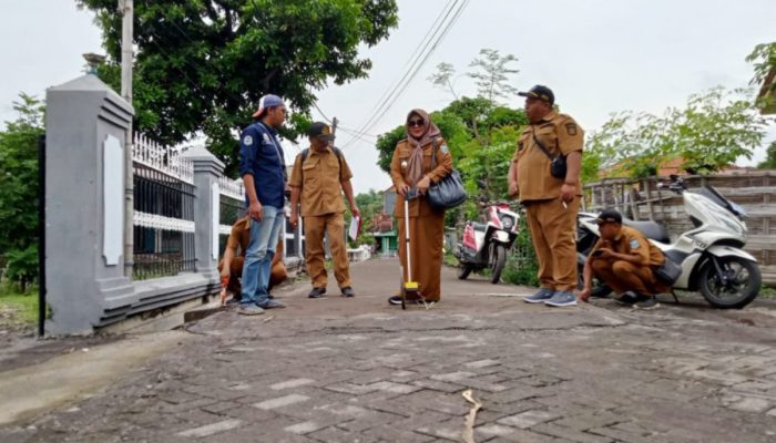 Camat Dringu Melakukan Monev Pembangunan Fisik di Desa Ngepoh Dan Mranggon Lawang
