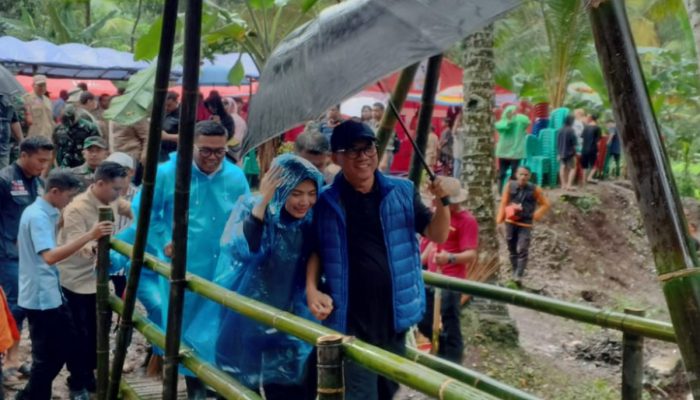 “Sepasang Kekasih” di Jembatan Baduy Kecil Pada Peringatan HKSN 2024