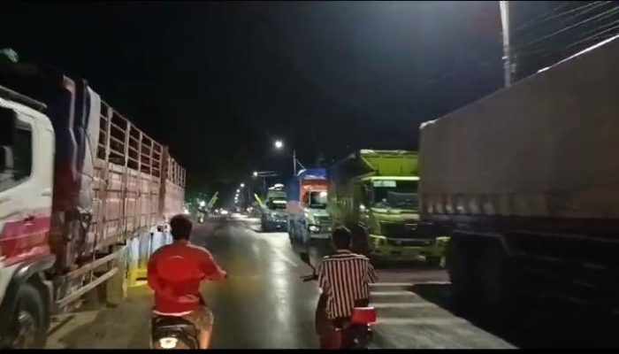 Supir Truk Sempat Cekcok dengan Massa Aksi Blokade Jalan di Jember, Nyaris Dibakar Warga