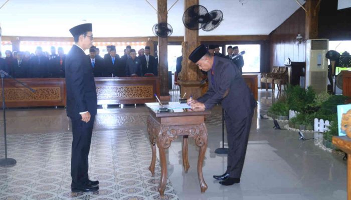 Pj Bupati Probolinggo Lantik 5 Pejabat Eselon II, Ini Harapannya