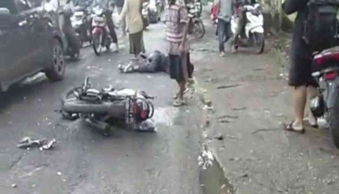 Mobil Ambulance di Jember Diduga Tabrak Pemotor, Kepala Korban Luka Parah 