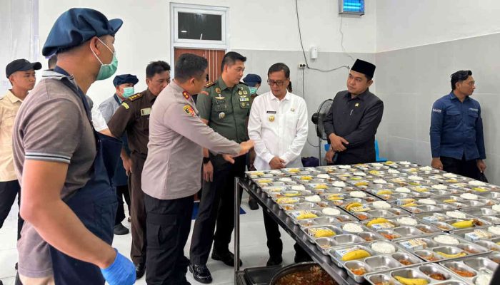 Pj Bupati Pamekasan Tinjau Langsung Dapur Sehat SPPG Sebelum Dibagikan ke Siswa