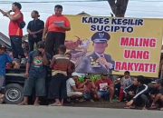 Diduga Korupsi, Pemdes Kesilir Jember Digeruduk Ratusan Warganya