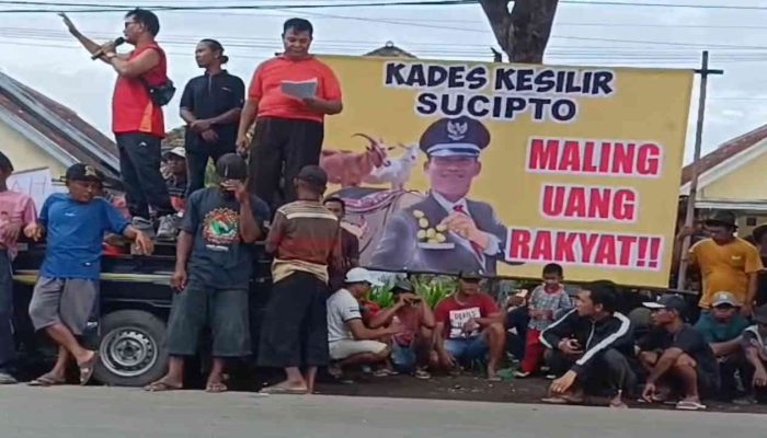 Diduga Korupsi, Pemdes Kesilir Jember Digeruduk Ratusan Warganya 