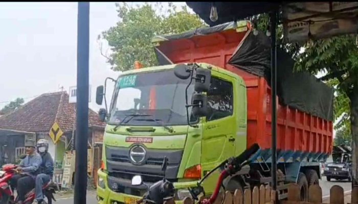 Pejabat Tutup Mata Truk ODOL di Jember Tabrak Batasan Muatan 15 Ton