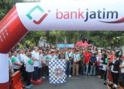 Ribuan Pesert Ramaikan Jalan Sehat Bareng PWI Jatim