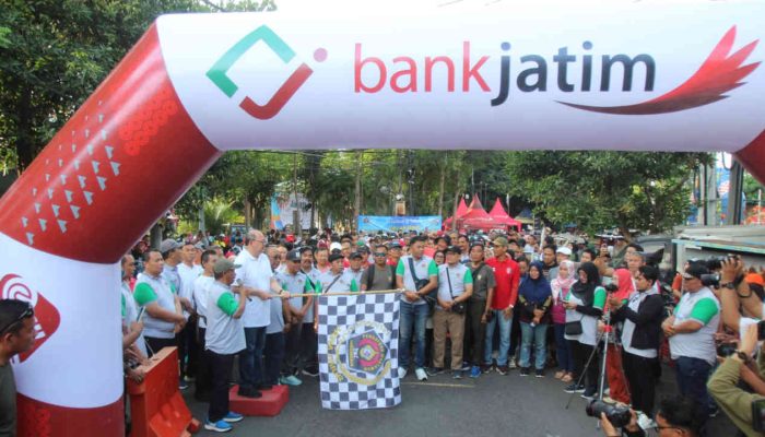 Ribuan Pesert Ramaikan Jalan Sehat Bareng PWI Jatim