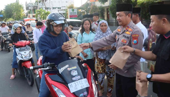 Aksi Wakapolres Pamekasan Turun ke Jalan Bagikan Takjil Gratis 
