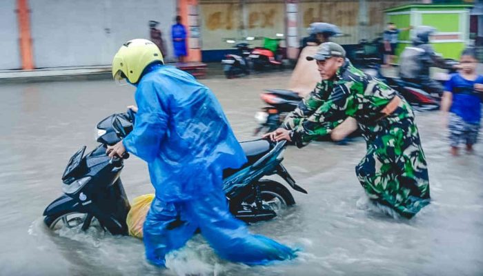 Anggota TNI di Jember Bantu Dorong Motor Warga Mogok Akibat Banjir