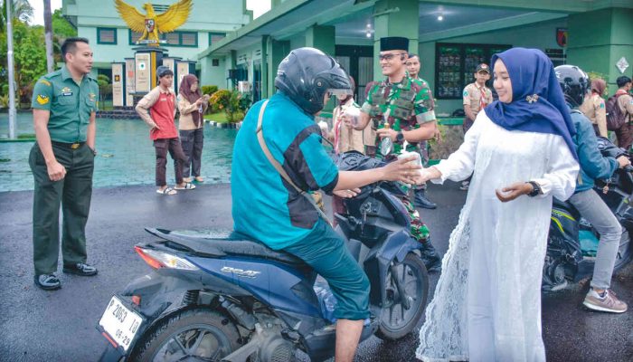 Kodim 0824 Jember dan Persit Kartika Chandra Kirana Cabang XXXVIII Berbagi Berkah Ramadhan