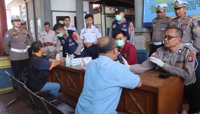 Jelang Idul Fitri, Polres Probolinggo Kota  Cek Kesehatan Pengemudi Bus