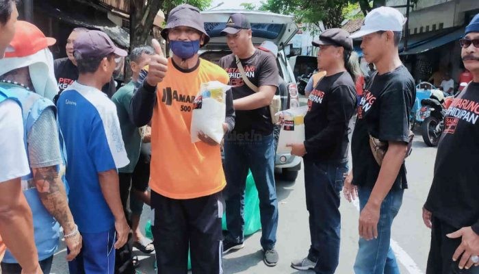 Viral! Ormas Petarung Kehidupan Nusantara Turun Jalan Bagikan Sembako