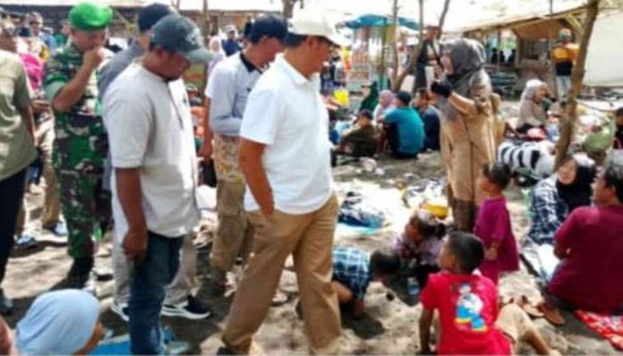 Kunjungan Pak Djos di Pantai Cemara Pancer Puger Jember Sedot Perhatian Wisatawan