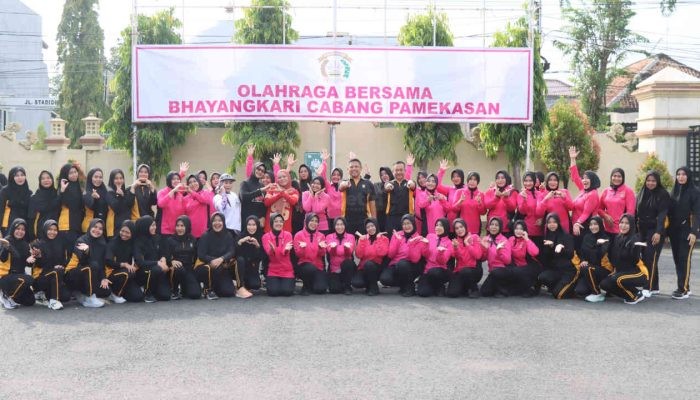 Jaga Fisik Tetap Prima, Polres Pamekasan Gelar Senam Bersama Dengan Bahayangkari 