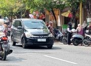 Parkir Sembarangan di Depan Toko Emas Surabaya Sebabkan Arus Lalin Tersendat