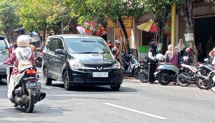 Parkir Sembarangan di Depan Toko Emas Surabaya Sebabkan Arus Lalin Tersendat