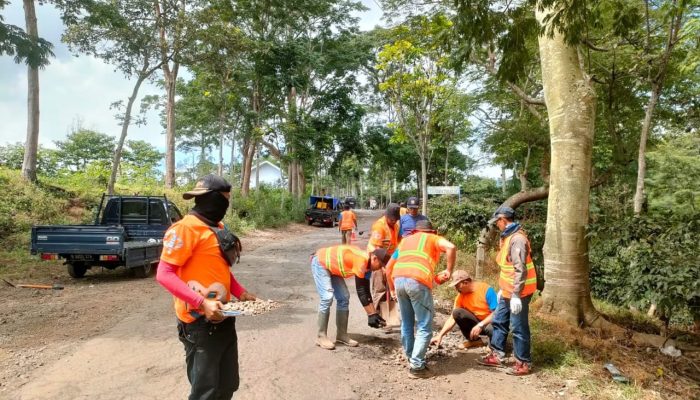 Dinas BSBK Bondowoso Perbaiki Jalan Menuju Wisata Alam Sepanjang 25 KM