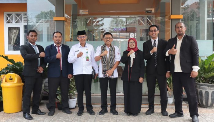 SMKN 3 Bondowoso Serahkan 7 Dokumen Penting Kepada Siswa Lulusan 2025, Kasek Sebut Untuk Mempermudah Saat Mencari Kerja