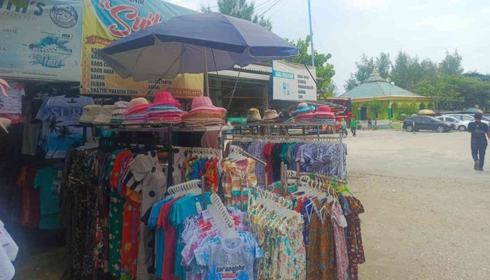 Jual Baju di Pantai KJB Rembang, Pedagang ini Raup Untung yang Menjanjikan