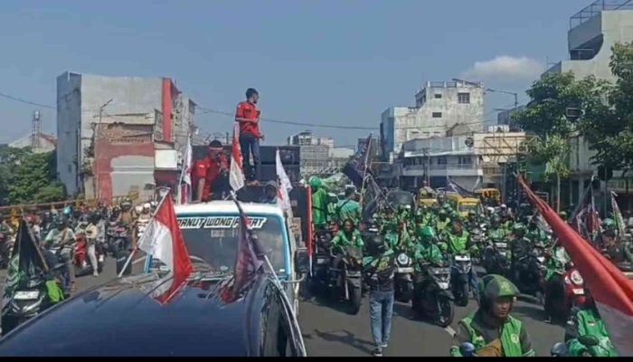 Ribuan Ojol Kepung Pemkab Jember