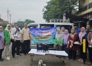 Diperta Probolinggo Bagikan Susu Sapi Segar Hangat Gratis Bagi Pengunjung Pasar Dringu