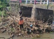 Antisipasi Banjir, Pemdes Glundengan Jember dan Masyarakat Gotong Royong Bersihkan Sampah Sungai