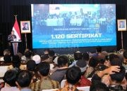 Pemerintah Serahkan 1.120 Sertipikat Tanah untuk Transmigran di Sukabumi, Wamen Ossy: Ini Pengakuan Negara