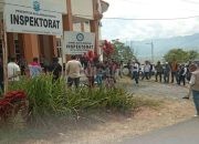 Puluhan Massa Gabungan LSM Kerinci dan Sungai Penuh Geruduk Kantor Inspektorat