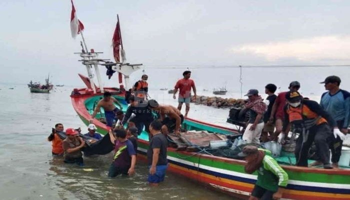 Nelayan di Rembang Kakinya Terlilit Jaring saat Melaut