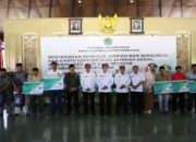 Program 100 Hari Kerja, Bupati Pamekasan Serahkan Bantuan ke 500 Nelayan