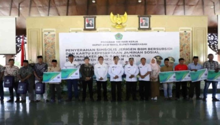 Program 100 Hari Kerja, Bupati Pamekasan Serahkan Bantuan ke 500 Nelayan