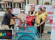 Jelang HUT Bhayangkara ke-79, Kapolres Jombang Bagikan Bansos Sembako kepada Juru Parkir dan Abang Becak