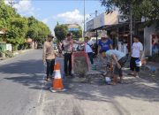 Tak Menunggu Pemkab, Polres Bondowoso Lakukan Penambalan Jalan Rusak dalam Rangka Hari Bhayangkara ke-79