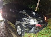 Mobil Plat Merah Diduga Milik Pemkab Bondowoso Terlibat Kecelakaan di Jalan Pal 9