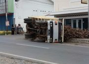 Diduga Akibat Kelebihan Muatan,Truk Tebu Terguling di Sukosari