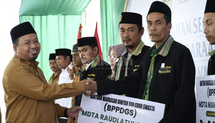 Bupati Bondowoso Serahkan 11 Miliar Lebih untuk Madrasah Diniyah dan Guru Swasta