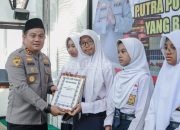 Kapolres Jombang Berikan Beasiswa kepada Putra-Putri Pegawai Negeri Polri yang Berprestasi
