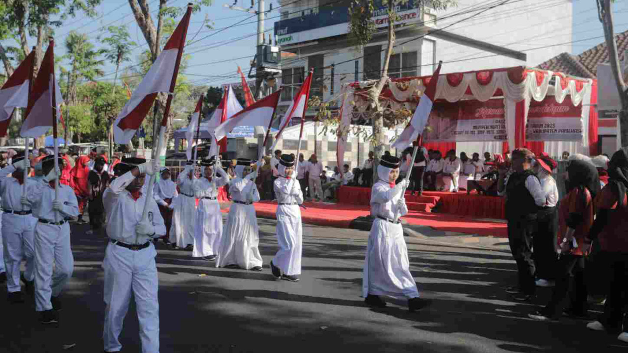 Bupati Pamekasan Lepas Pawai Karnaval HUT RI ke-80 Tingkat SD Sederajat