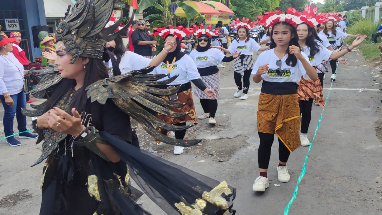 Semangat Gotong Royong Terpancar di Kirab Budaya HUT RI ke-80 Desa Peterongan