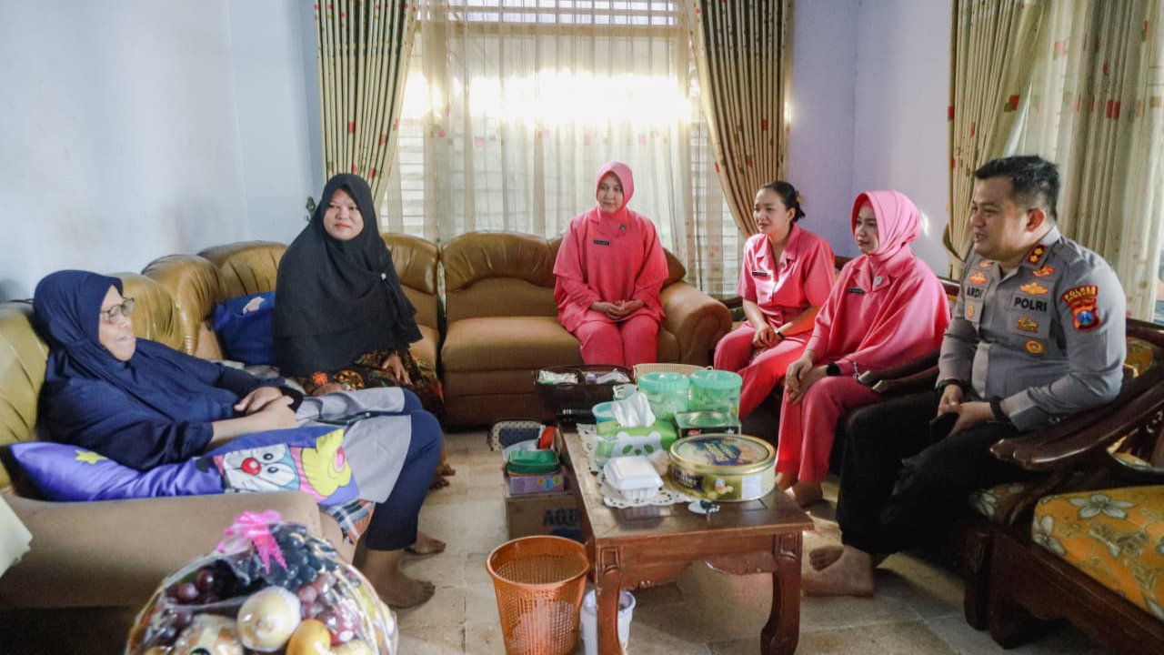 Kapolres Jombang dan Ketua Bhayangkari Cabang Lakukan Anjangsana dalam Rangka Hari Kesatuan Gerak Bhayangkari ke-73