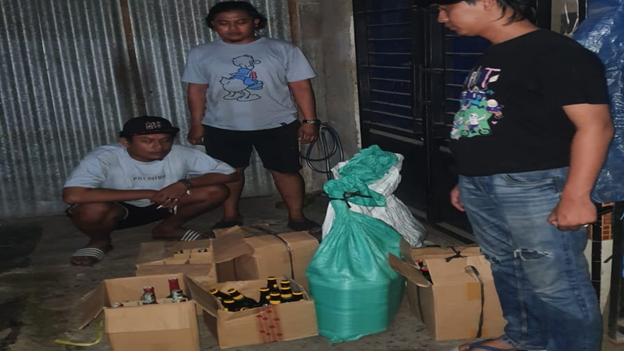 Polres Jombang Ringkus Dua Pengedar Miras, Sita Ratusan Botol Miras Dari Berbagai Merk